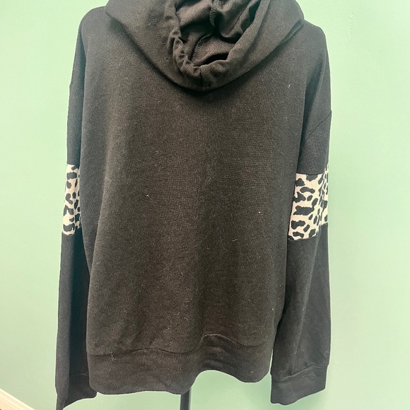 Zavenue usa animal print sweater in black/white size 2xl. - Picture 3 of 6